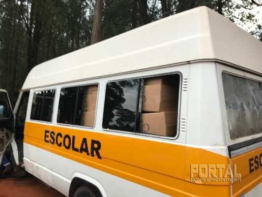 A van carregava 150 caixas de cigarro.(Fotos: Receita Federal)