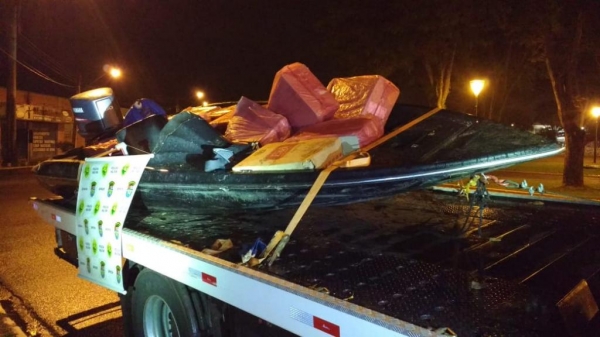 Os dois presos, juntamente com a embarcação, o veículo e as caixas de cigarros, foram encaminhados à sede da 2ªCia BPFron (Foto: BPFron/Divulgação )