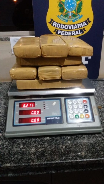 A droga totalizou 8,215Kg. (Foto:PRF)