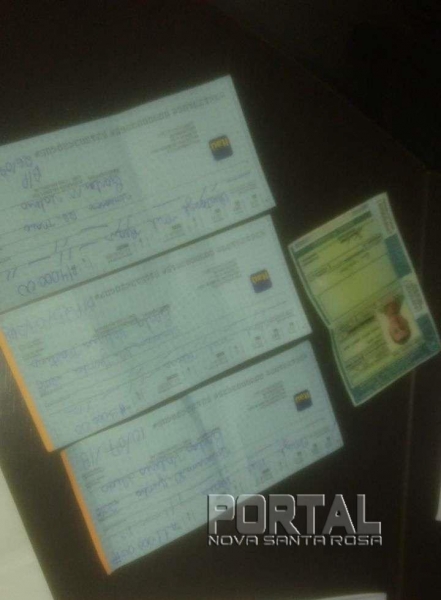 O acusado estava com três folhas de cheque. (Fotos: Bogoni)