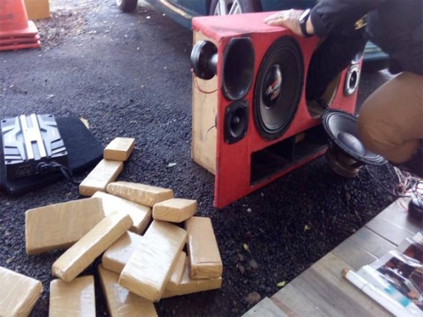 A droga estava dentro de uma caixa de auto-falantes. (Fotos:PRE)