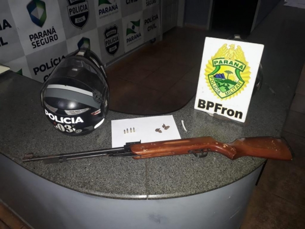 Os indivíduos, motocicleta, espingarda e munições foram encaminhados aos procedimentos legais cabíveis.(Foto: Assessoria)