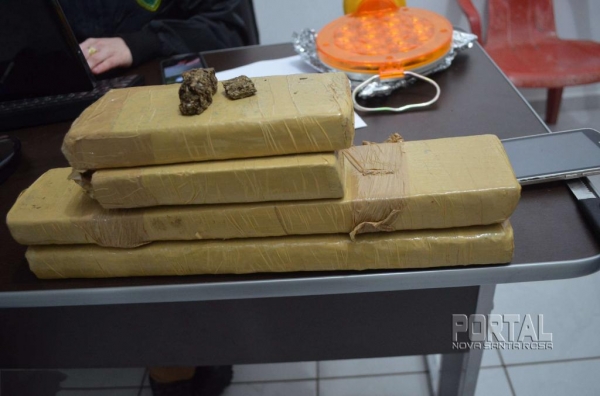 Vários tabletes da droga foram encontrados. (Foto: Bogoni)