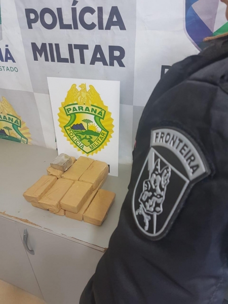 Após pesados totalizaram 4,700 kg do entorpecente.(Foto: BPFron)