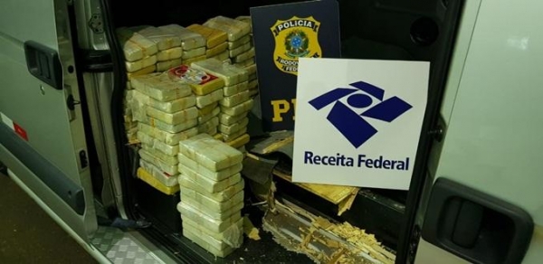 Dentro de um fundo falso no assoalho da Van foram encontrados 100 tabletes de cocaína. (Foto: PRF)