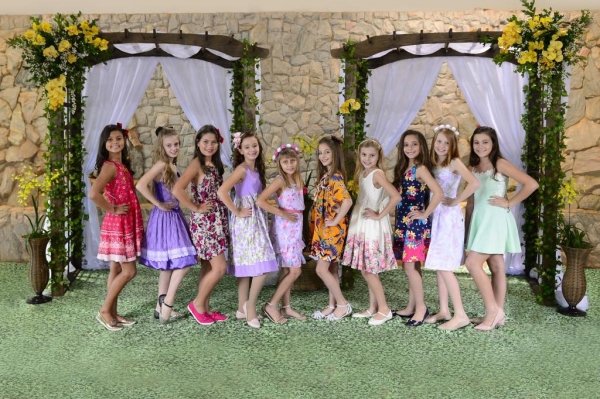Dez candidatas concorrem ao título de Princesa das Orquídeas 2018, que representará o Município de Maripá na 20ª Festa das Orquídeas e do Peixe e em eventos oficiais até o próximo ano.(Foto: Assessoria)