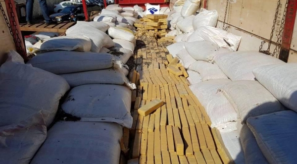 A droga estava escondida em uma carga de feijão estragado, utilizada para burlar a fiscalização.(Fotos: Catve)