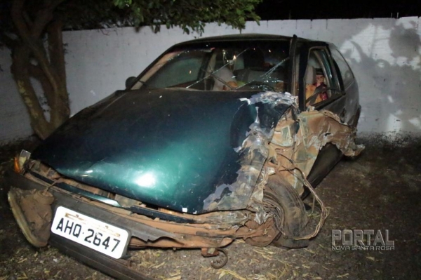 O Gol ficou com a frente destruída. (Fotos: Portal Nova Santa Rosa)