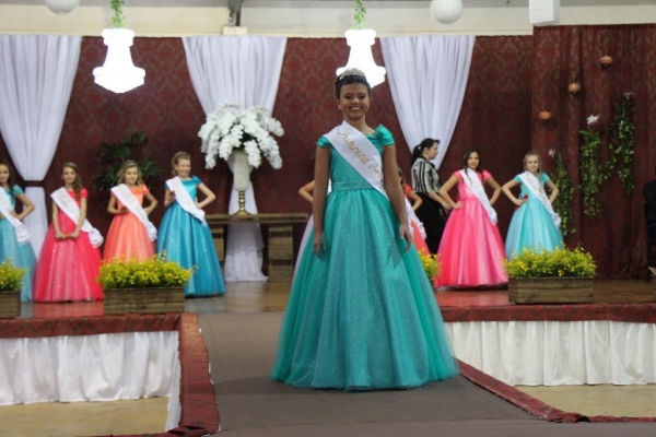 Beatriz Cristina da Cruz foi eleita pelos jurados. (Fotos: Portal Nova Santa Rosa)