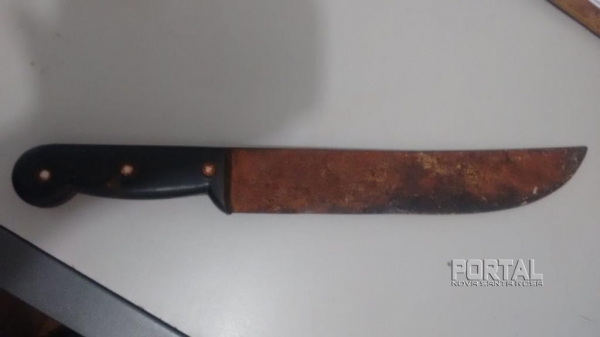 Um facão que foi usado na tentativa de assalto foi detido. (Fotos: PM)