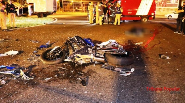 O casal que estava na motocicleta morreu na hora. (Fotos: Tribuna Popular)