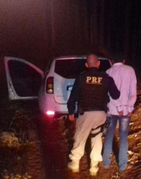 Durante fiscalização, foram encontradas 2.436 munições em um carro, que era conduzido por um menor de 16 anos. (Fotos: PRF)