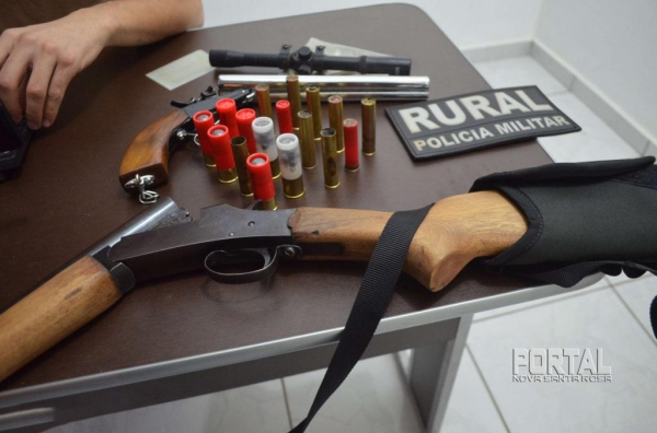 As armas, munições e o suspeito foram encaminhados para a 20ª SDP. (Foto Bogni)