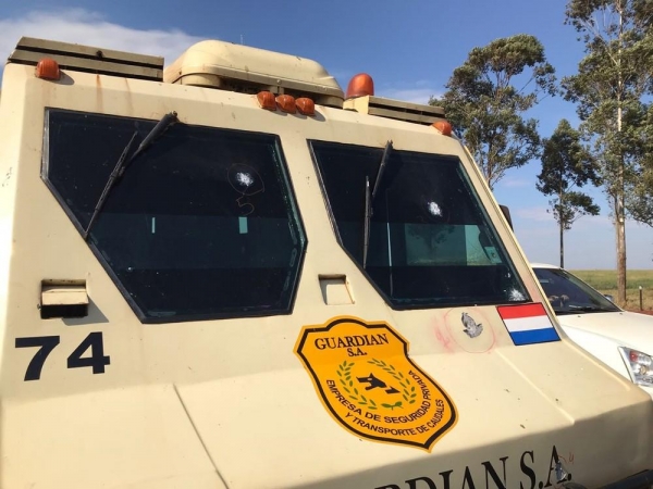 O carro-forte assaltado foi atacado com vários tiros pelos ladrões (Foto: Marcos Landim/RPC)