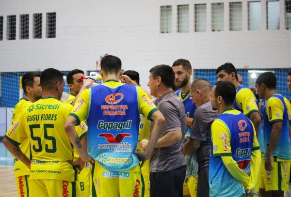 O elenco da Copagril Futsal terá quatro dias seguidos de treinos antes de enfrentar uma sequência de três jogos em uma semana no ginásio Ney Braga (Foto: Assessoria )