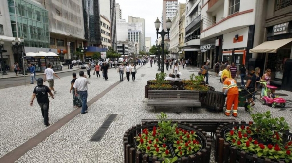Rua XV, cento de Curitiba. (Foto: Gazeta do Povo)