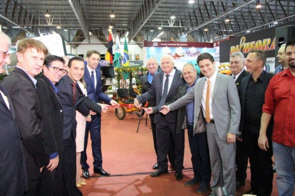 Para hoje (26), está prevista a apresentação da dupla  Fernando e Sorocaba, às 22 horas no Estádio Municipal.(Fotos: Marechal News/Assessoria)