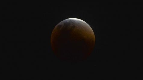 Um atrativo será a iluminação por um efeito laranja avermelhado na lua, que ganhou o nome de “Lua de Sangue”. (Foto: Divulgação)