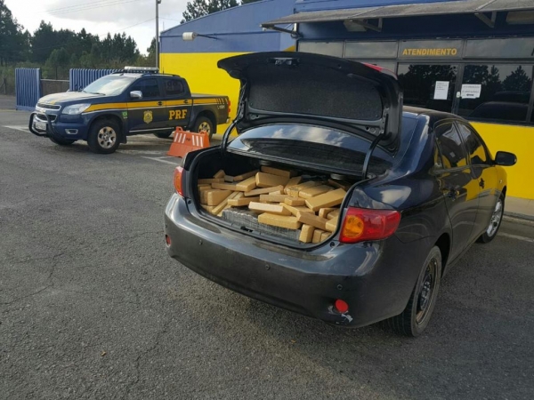 Além da maconha, quatro pessoas foram presas por tráfico de drogas. (Fotos: PRF)