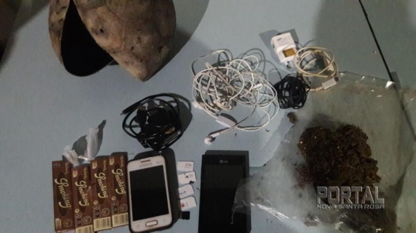 Foram apreendidos, 6 chips celulares, 1 cartão memória, 100 gramas de maconha, 2 celulares, 3 fone de ouvido e 2 carregadores de celulares.(Fotos: Polícia Civil)