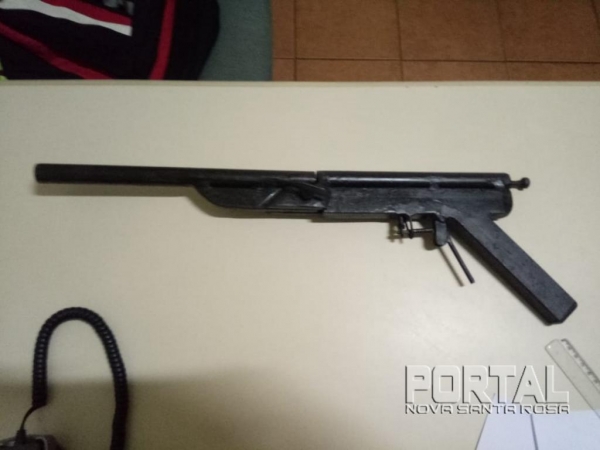 Uma arma de fogo de fabricação artesanal do tipo espingarda foi apreendida. (Foto: PM)