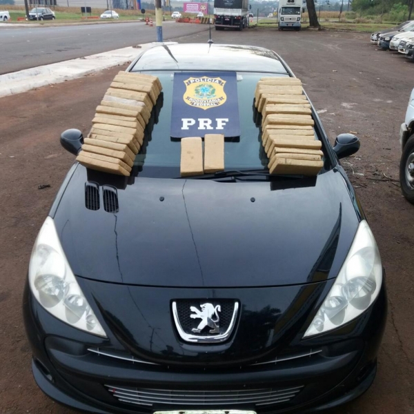 A droga totalizou após pesagem 29,74 quilos. (Foto: PRF)