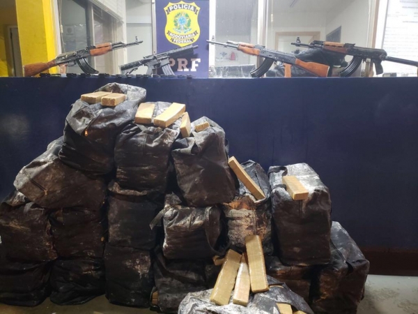 O armamento e a droga estavam escondidos sob sacos de trigo; um homem foi preso. (Foto: PRF)