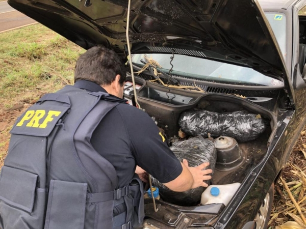 A droga estava na parte do motor do carro. (Fotos: PRF)