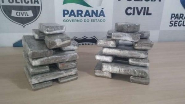 Em um fundo falso no veículo, os policias encontraram diversos tabletes da droga. (Foto: Denarc)