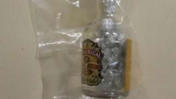 A mulher transportava em um fraco escondido na vagina mais de 30 pedras de crack . (Foto: Catve)