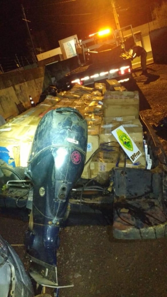 Na lancha de fibra, foram localizados 50 caixas de cigarros contrabandeados do Paraguai. (Foto: Assessoria)
