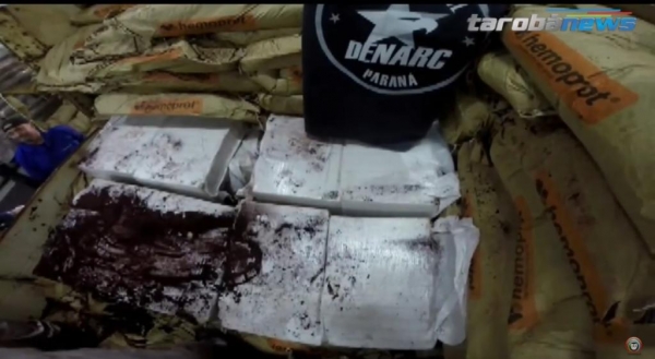 O caminhão tem placas de Guaíra. (Foto: Tarobá News)