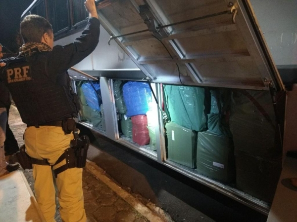 O ônibus estava carregado de contrabando. (Fotos: PRF)