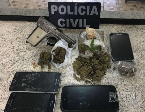 Todo material apreendido foi encaminhado para a delegacia da cidade. (Foto: Léo Silva)