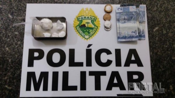 A droga e o dinheiro form apreendidos. (Foto: PM)