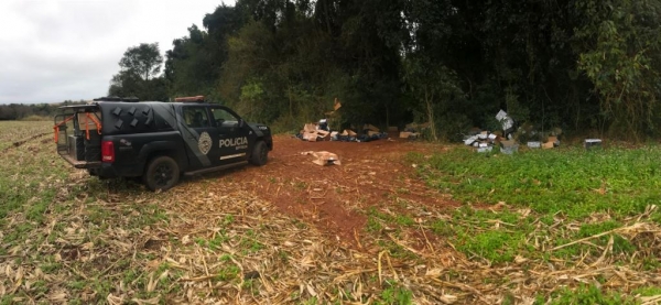 Foram encontradas três caixas de cigarros, três caixas de seda para fumo além 36 peças de contrabando. (Fotos: BPFron)