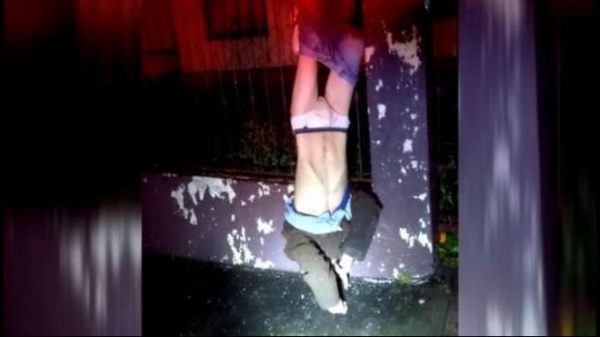 Na fuga, ao pular a cerca de proteção ele prendeu as calças nas grades e por lá ficou até a chegada da Polícia. (Foto: Catve)