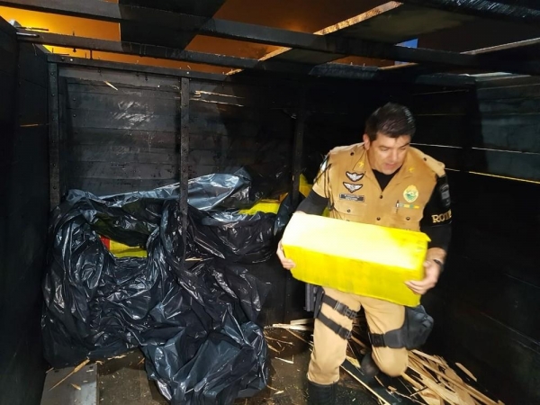 oliciais fizeram a abordagem na BR-487, em Campo Mourão (Foto: Rafael Silvestrin/Divulgação)