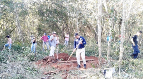 Polícia durante escavações ontem à tarde.(Foto: ABC Color)