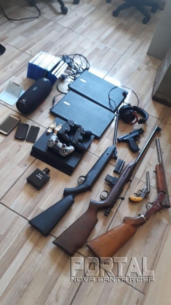 Armas, munições e pertences de origem duvidosa foram apreendidos. (Foto:PM)