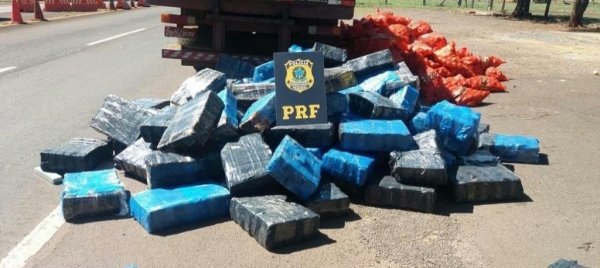 Acondicionada em quase 2,5 mil tabletes, a droga estava escondida sob sacos de cebola. (Foto: PRF)