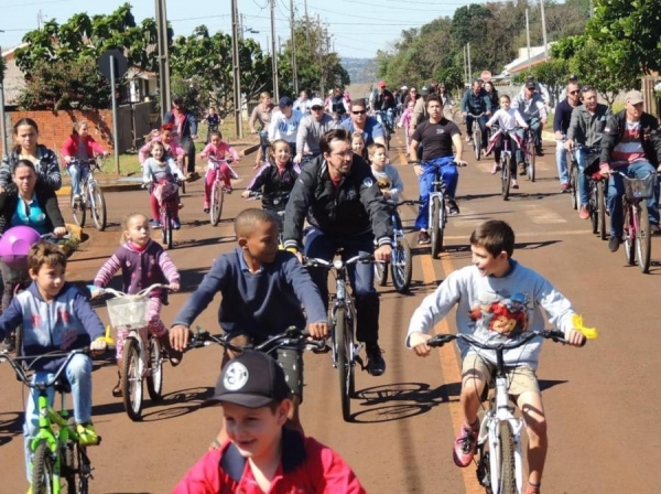 A diretora da Escola Municipal Dona Leopoldina, Rosecler Hansel, diz que foi uma tarde muito divertida, alegre e produtiva (Foto: Milena Vargas )