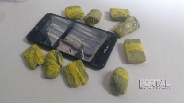 Droga e um celular foram apreendidos pela polícia. (Foto: Bogoni)
