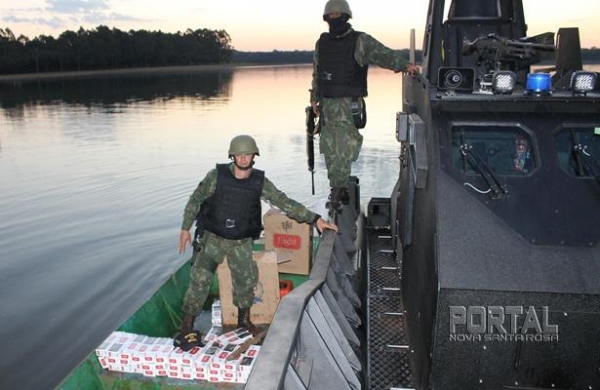 A embarcação utilizada para o transporte da mercadoria foi abandona pelo condutor na abordagem e também foi apreendida. (Fotos: Seção de Comunicação Social da Capitania Fluvial do Rio Paraná)