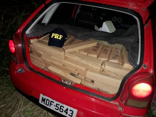 No portal malas estava a droga condicionada em tabletes. (Fotos: PRF)