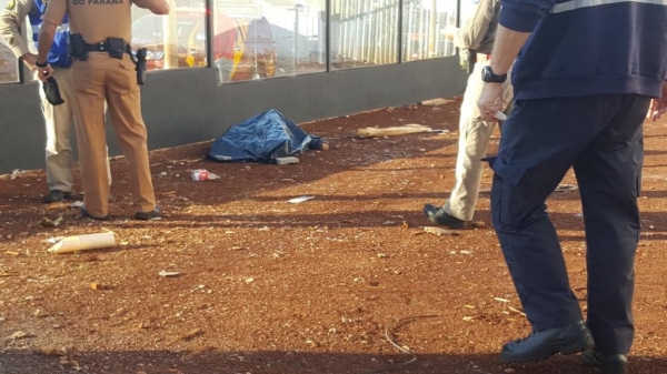 Funcionários de uma obra chegaram para trabalhar e constataram a vítima caída dentro do pátio.(Foto: CGN)