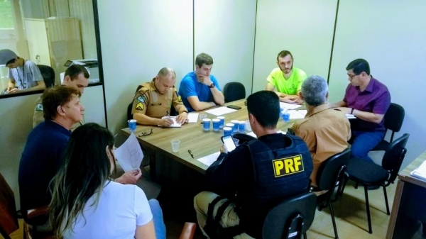 Reunião hoje (31) na Prefeitura garantiu parceria com as Polícias Militar, Rodoviária Estadual e Federal, BPFron e Corpo de Bombeiros. (Fotos: Assessoria)
