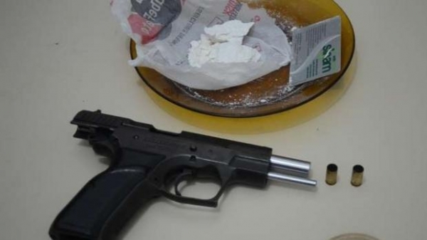 A arma e droga foram apreendidos. (Foto: Catve)
