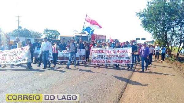 As balsas estão paradas no lado paraguaio, sem previsão de voltarem a operar (Foto: Correio do Lago )