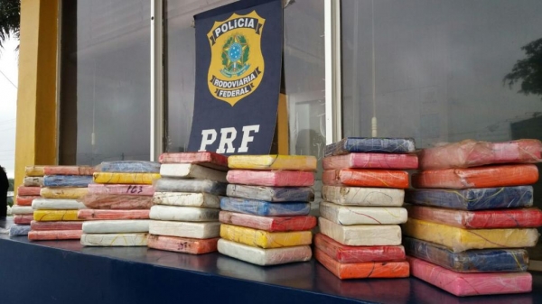 50 tabletes de substância análoga à cocaína, que totalizaram 53,3kg.(Foto: PRF)